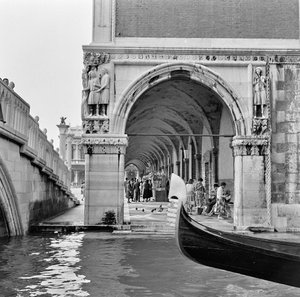 مشهد البندقية ، حوالي عام 1960 (صورة ب / ث) بواسطة مصور إيطالي