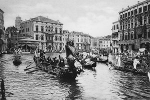 Venezia, Canal Grande in festa (b/w photo) بواسطة مصور إيطالي