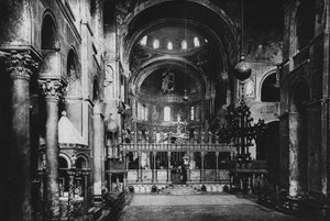 Venezia, Chiesa S Marco, Interno (b/w photo) بواسطة مصور إيطالي
