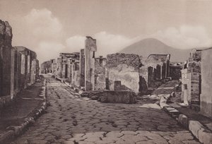 عبر Consolare و Porta Di Ercolano ، طريق القنصلية ، بوابة Herculanum (صورة b / w) بواسطة مصور إيطالي