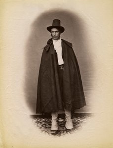 شاب يرتدي عباءة وقبعة ، Parre ، لومباردي ، إيطاليا ، تصوير Premiata Fotografia Taramelli ، Bergamo بواسطة مصور إيطالي