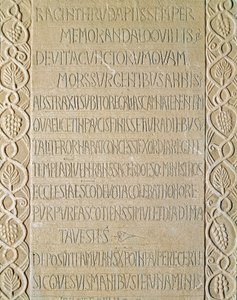 علم آثار العصور الوسطى (العصور الوسطى). الفن البربري في لومباردي: يعود تاريخ شاهد قبر الملكة Ragnetrude (Raginthruda) إلى 740-750. الفن اللومباردي. بافيا ، المتحف المدني ، قسم الآثار (بافيا ، Musei Civici ، Sezione Archeologia). بواسطة المدرسة الايطالية