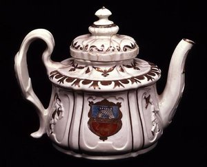 إبريق شاي Armorial ، مصنع Vezzi ، البندقية بواسطة المدرسة الايطالية