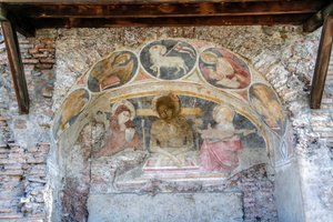 Deposition of Christ between Virgin Mary, St John, with Evangelists symbols and Agnus Dei on arch بواسطة المدرسة الايطالية
