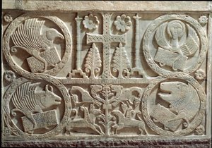 تفاصيل Stuco مع رموز الإنجيليين الأربعة (tetramorph): ملاك القديس ماثيو ، الأسد للقديس مرقس ، الثور للقديس لوقا والنسر للقديس يوحنا. 730-740 Cividale، Battistero di San Callisto بواسطة المدرسة الايطالية