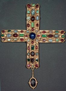 الفن اللومباردي: الصليب الذهبي وأحجار Berengario (Berenger) (850-924) ملك إيطاليا وإمبراطور الإمبراطورية المقدسة. القرن التاسع في مونزا ، متحف الكاتدرائية - الفن اللومباردي: صليب من الذهب والأحجار الكريمة لبيرينغاريو (بيرينجر) (850-924) ، ملك إيطاليا بواسطة المدرسة الايطالية