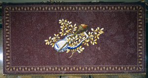 سطح طاولة من الرخام السماقي مع فسيفساء من الأحجار شبه الكريمة ، إيطاليا بواسطة المدرسة الايطالية