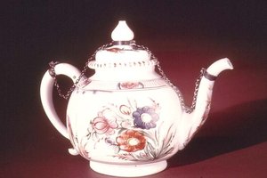 إبريق مع تصميم الأزهار المينا ، ربما البندقية ، c.1750 (الخزف)
