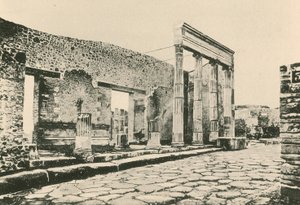 مدخل المنتدى الثلاثي كما هو (الحفر) بواسطة المدرسة الايطالية