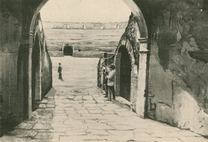 المدخل الرئيسي للمدرج كما هو (الحفر) بواسطة المدرسة الايطالية