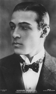 رودولف فالنتينو 1895-1926 ، ممثل إيطالي ، يُعرف ببساطة باسم فالنتينو وأيضًا موسيقي البوب المبكر