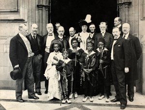 الأقزام الأفارقة في مجلس العموم ، لندن ، 29 يونيو 1905 (طبعة فضية من الجيلاتين) بواسطة ج. بنيامين ستون