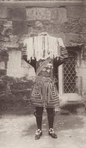 خفير الحرس يحمل الطبق الفضي مع المحافظ التي تحتوي على نقود العهد القديم (صورة بالأبيض والأسود) بواسطة ج. بنيامين ستون