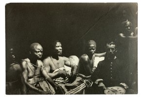 كابتن غالوي ورؤساء إيدو ، بنين ، نيجيريا ، 1892 (طباعة الجيلاتين الفضية) بواسطة JH سوينسون