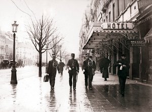 حراس في الشارع ، بروكسل ، 1898. بواسطة جيمس باتكين
