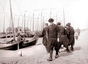 رجال يرتدون الزي التقليدي ، جزيرة ماركين ، هولندا ، 1898 بواسطة جيمس باتكين