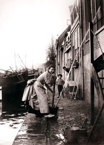 امرأة تمسح الشارع ، دوردريخت ، هولندا ، 1898. بواسطة جيمس باتكين