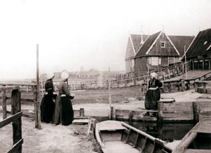 نساء بالزي التقليدي ، جزيرة ماركن ، هولندا ، 1898 بواسطة جيمس باتكين