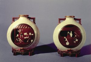 زوج من المزهريات Worcester بواسطة جيمس هادلي