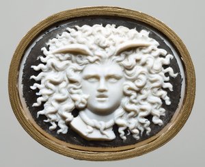 رئيس ميدوسا - ورشة عمل جيمس تاسي (1735-1799). زجاج ملون ، ورق مذهب بواسطة جيمس تاسي