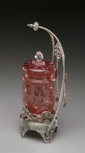 جرة مخلل على حامل مع ملقط ، c.1885 (طبق فضي وزجاج منفوخ) بواسطة شركة جيمس دبليو تافتس