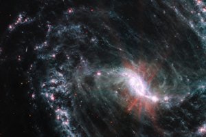 NGC 1365 (صورة MIRI) بواسطة تلسكوب جيمس ويب الفضائي (ناسا)