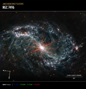 NGC 7496 (صورة بوصلة MIRI) بواسطة تلسكوب جيمس ويب الفضائي (ناسا)