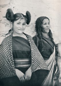 فتاة من ولاية أريزونا هوبي ووالدتها عام 1912 بواسطة جيمس وبيرس