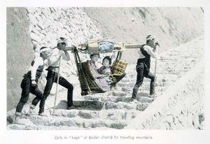 الفتيات في "Kago" أو كراسي السيدان للسفر في الجبال ، حوالي 1880 (طباعة زلال ملونة يدويًا على بطاقة)