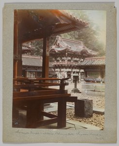 بوابة داخلية في Tōshō-gū ، نيكو ، اليابان (صورة بلون أبيض وأسود ملونة يدويًا) بواسطة مصور ياباني