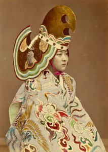 الفتاة اليابانية في الزي التقليدي ، c.1880 (صورة زلال ملونة باليد) بواسطة مصور ياباني