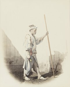 رجل ياباني مع الجرس (صورة b / w ملونة باليد) بواسطة مصور ياباني
