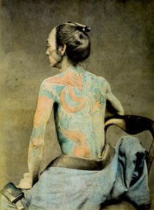رجل ياباني مع وشم Irezumi التقليدي ، c.1890 (صورة زلال ملونة يدوية) بواسطة مصور ياباني