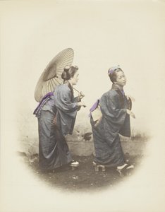 نساء يابانيات يرتدين الزي التقليدي (صورة بلون أبيض وأسود ملونة يدويًا) بواسطة مصور ياباني