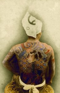 رجل ذو وشم ياباني إريزومي تقليدي ، 1880 (صورة زلال ملونة يدوية) بواسطة مصور ياباني
