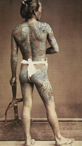 رجل مع وشم ياباني محدد. صورة زلال ملونة باليد. حوالي عام 1880