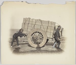 رجال يسحبون عربة (صورة بلون أبيض / أسود) بواسطة مصور ياباني