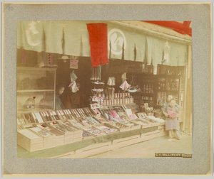 متجر Millinery ، اليابان (صورة بلون أبيض / أسود) بواسطة مصور ياباني