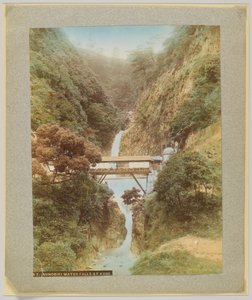 شلالات نونوبيكي ، كوبي ، اليابان (صورة بلون أبيض وأسود ملونة يدويًا) بواسطة مصور ياباني