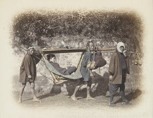 امرأة محمولة في كاغو (صورة بلون أبيض / أسود) بواسطة مصور ياباني