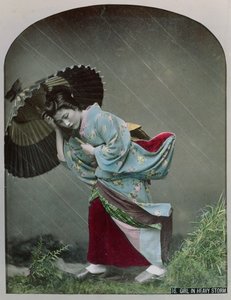 فتاة يابانية تحت المطر ، c.1900 (صورة ملونة باليد) بواسطة مصور ياباني
