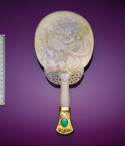 مرآة من اليشمك الأبيض والفضة المذهبة مع نقش منخفض من طائر الفينيق والفاوانيا (اليشم والفضة المذهبة) بواسطة المدرسة اليابانية