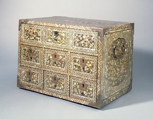 خزانة ذات أدراج ، أواخر القرن السادس عشر (طلاء نامبان وقشرة لؤلؤ وخشب مطلي)