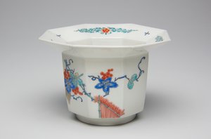 كوب ، أواخر القرن السابع عشر وأوائل القرن الثامن عشر (Kakiemon ، الخزف مع طبقة المينا المزججة) بواسطة المدرسة اليابانية