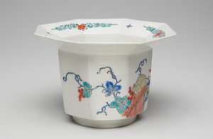 كوب ، أواخر القرن السابع عشر وأوائل القرن الثامن عشر (Kakiemon ، الخزف مع طبقة المينا المزججة) بواسطة المدرسة اليابانية
