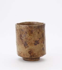 وعاء شاي أسطواني عليه نقش ، ورشة عمل Raku غير معروفة ، وعاء شاي (تسوتسو تشوان) بواسطة المدرسة اليابانية