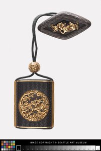 Inro مع تصاميم الأزهار ، Ojime و Netsuke ، القرن الثامن عشر وأوائل القرن التاسع عشر (البرونز والفضة والخشب والذهب والعاج) بواسطة المدرسة اليابانية