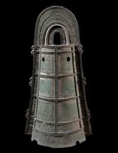 الفن الياباني: دوتاكو (جرس برونزي). الشمس. 0.8 م حضارة يايوي (300 قبل الميلاد - 300 م) باريس ، متحف غويميه ، المتحف الوطني للفنون الآسيويين بواسطة المدرسة اليابانية