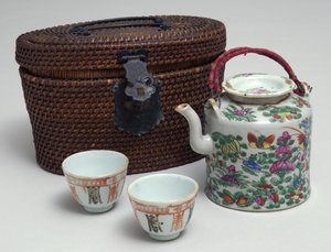 طقم شاي ياباني مع حقيبة خوص ، c.1850 (بورسلين)