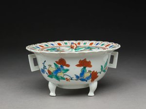 وعاء كورو بغطاء مسطح ، أواني ذات صلة بـ Kakiemon بواسطة المدرسة اليابانية